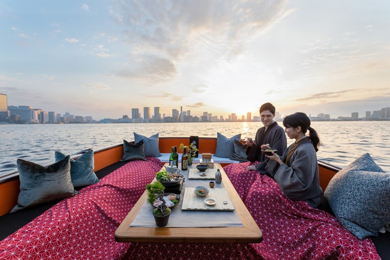 こたつ舟を貸し切りにして、熱燗と旬のあんこう鍋を味わう ”東京・朝鍋舟あそび” (2021年12月1日～2022年2月28日)。