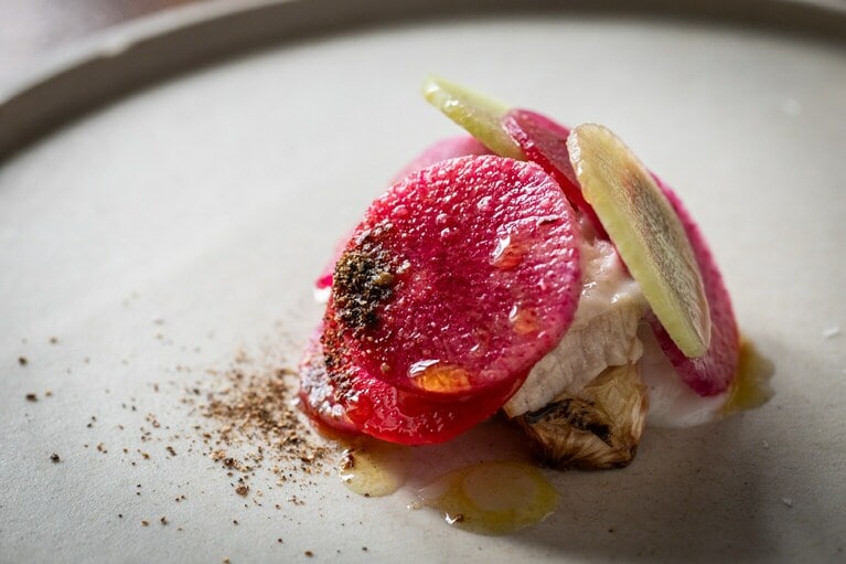 彩りよくサラダのように仕立てたブリ大根。