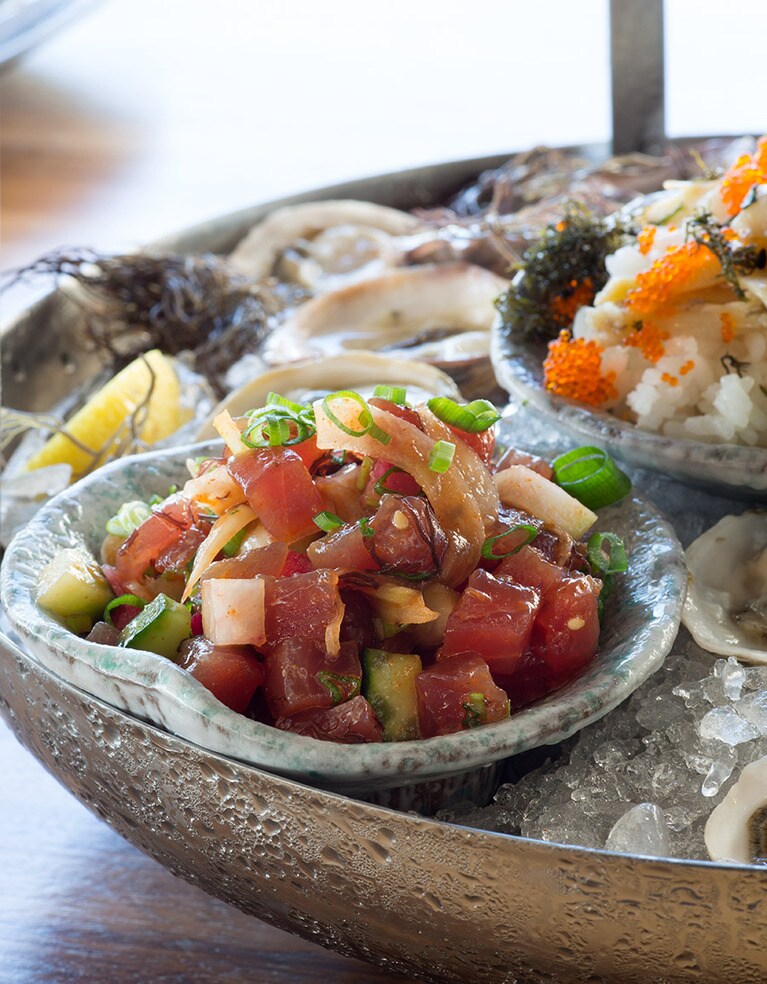 マイケル・ミーナのアヒ タルタル。「アヒ」とはハワイの言葉で「マグロ」のこと。ナシや松の実、ミントをゴマ油で和えたハワイの郷土料理だ。(C)フォーシーズンズリゾート