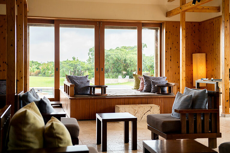 「ゆんたくラウンジ」では、夕方、島の演者による古謡や三線の演奏も楽しめる。