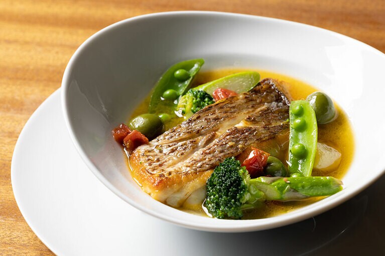 カンパーニア州「デンティチェ アッラ アクアパッツァ ～愛媛県産真鯛～」3,630円(税込・サ別)。