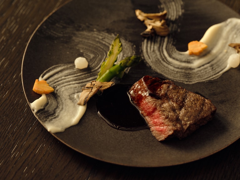 「ジャヌ グリル」で提供される「フェスティブディナーコース」20,400円（サービス料込み）のメイン料理。2026年1月15日（木）まで。