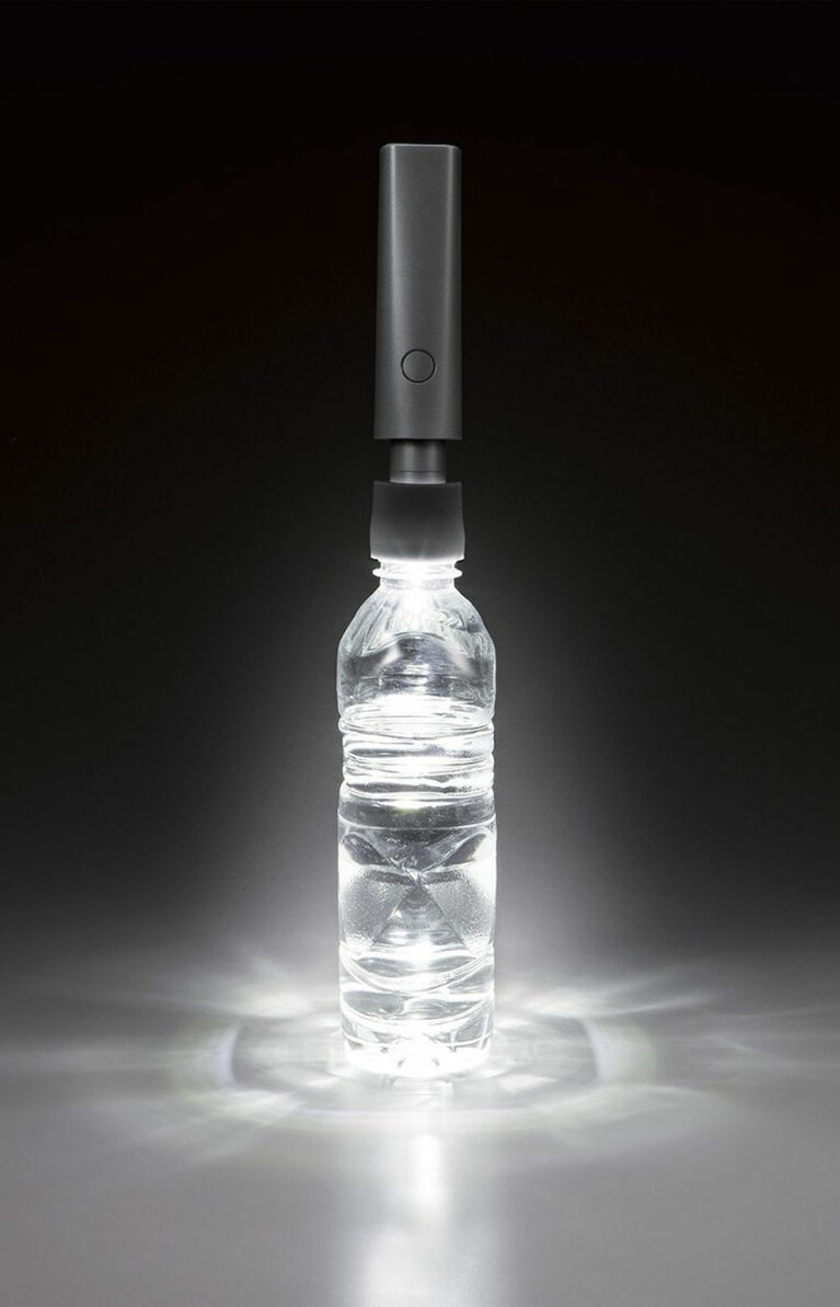 本体先端にはLEDライトが装備され、ボタンひとつで懐中電灯としても使えます。ボタンを押すと4段階の点灯調光ができ、5段階目でSOSのモールス信号パターンの点灯もできます。