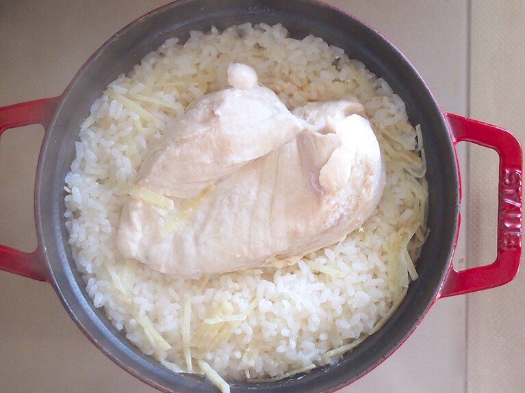 蓋をしたら強火で加熱し、沸騰したら弱火にして15分加熱。※炊飯器を利用して炊いてもOK。