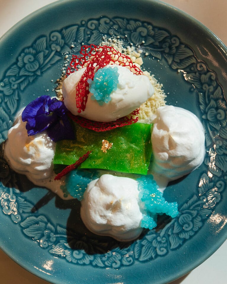 羊羹のような氷菓にホイップクリームを添えて。