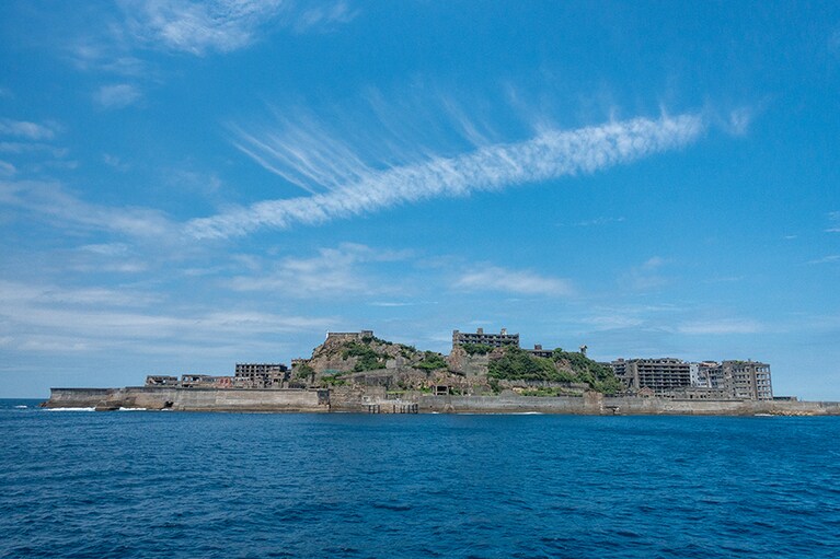 こちらが軍艦島。文字通り、軍艦が海に浮かんでいるように見えますよね。