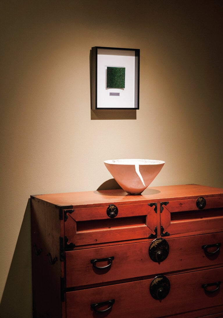 骨董の家具と現代アートが調和する絶妙な空間センス。