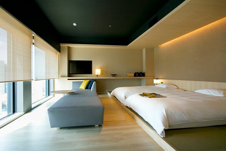 ［ONSEN RYOKAN 由縁 新宿］「YUENスイートルーム」は、眺望も抜群。1室 40,000円～(2名利用の場合)。