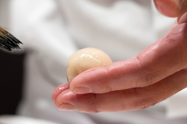 そぼろをつける前、餡玉に蜜を塗る。