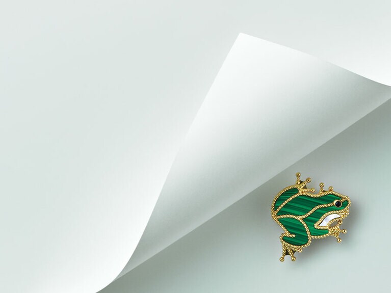 クリップ「ラッキー アニマルズ」フロッグ（YG、オニキス、MOP、マラカイト）1,267,200円／ヴァン クリーフ＆アーペル（ヴァン クリーフ＆アーペル ル デスク）