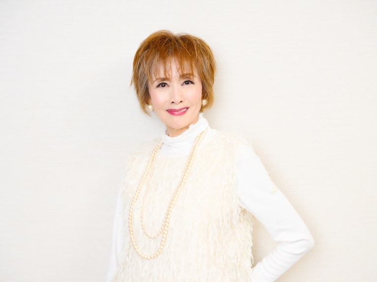 目を見張る美しさの小柳ルミ子さん。