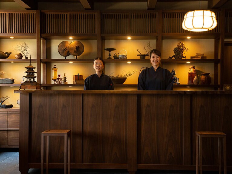 和モダンな空間が広がる館内。