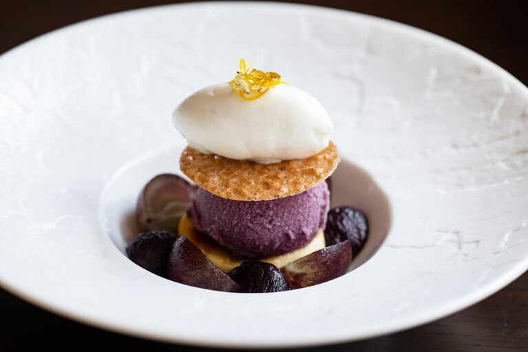 「巨峰のデザート ホットワイン風」1,900円。10月半ばころまで提供予定。