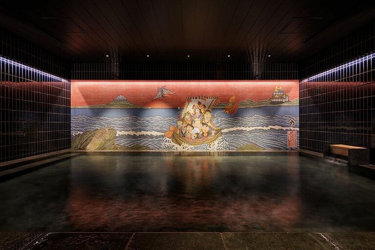 赤と青の鮮やかなコントラストが目を引く内湯。