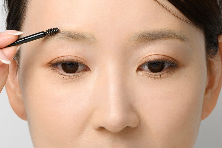 スクリューブラシで毛流れを整える。