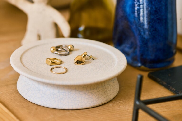 ＜mushimegane books.＞の高台皿は、食器やアクセサリートレーに。撮影：田村昌裕（freaks）