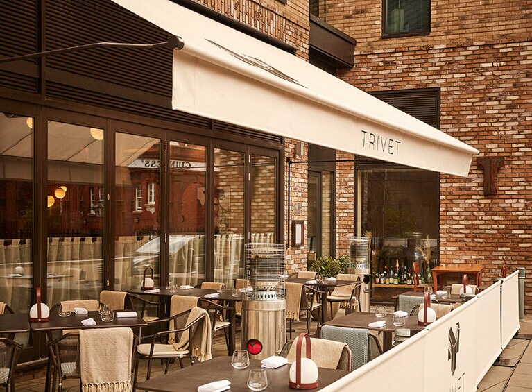 テラス席もゆったりたっぷり。車通りの少ない静かな道に面しているため、落ち着いて食事ができる。©Trivet