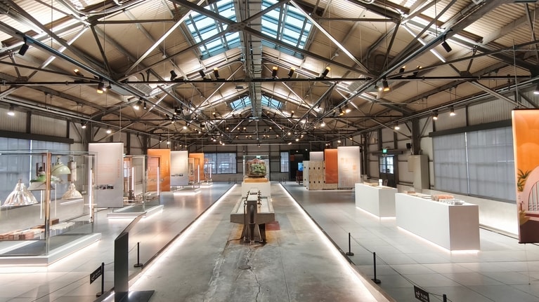 中央は、長い歳月が刻まれた流し台。床部分は、日本統治時代の姿にあえて戻したそうです。