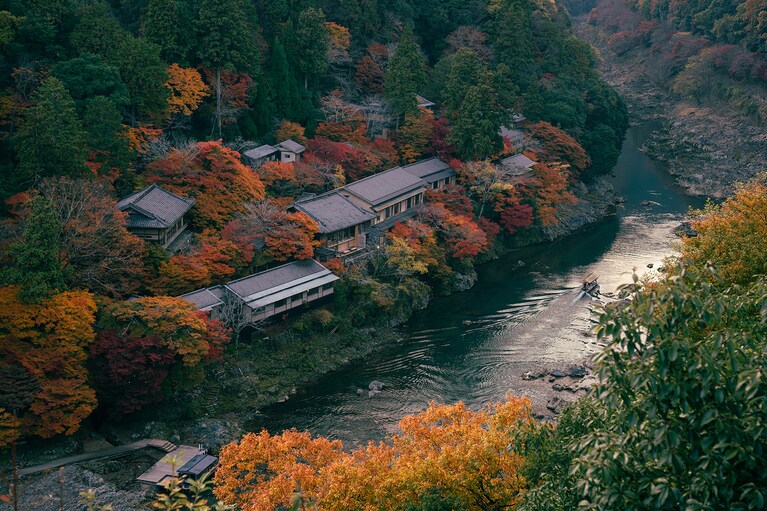 ひっそりと静まり返った朝の大堰川を、星のや京都専用の貸切船、翡翠が進む。船上には、特別朝食「秋彩（しゅうさい）鍋」が用意される。