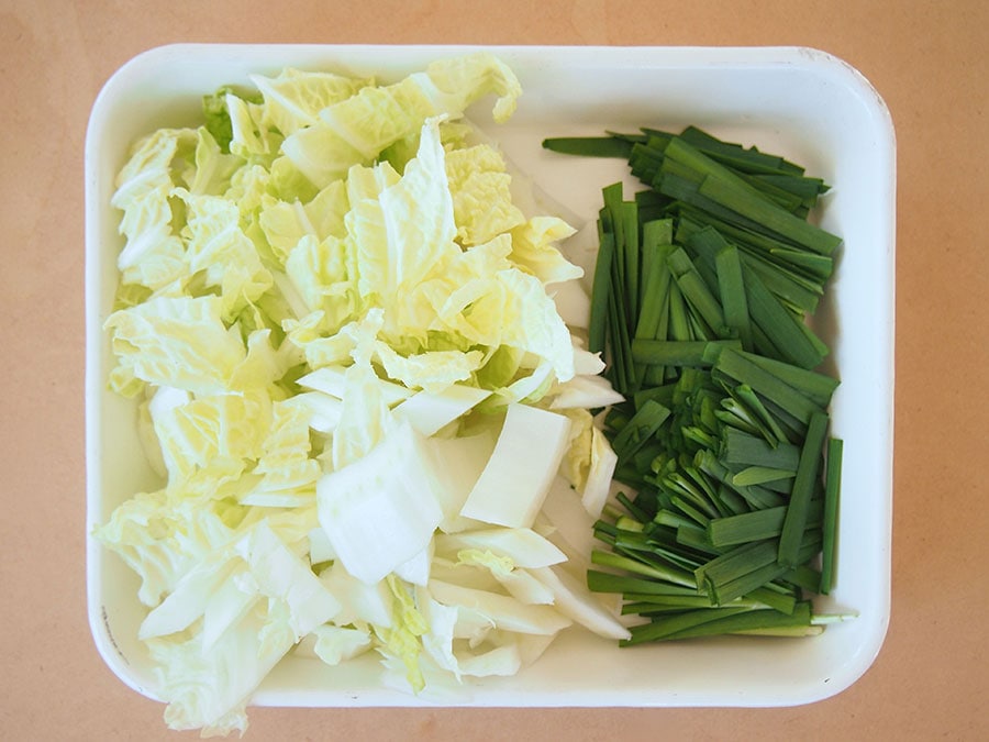 (1) 白菜は一口大に切り、ニラは4cm長さに切ります。