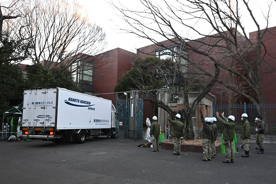 パンダの飼育係らに見守られながら、シャンシャンをのせたトラックが上野動物園を出て行った。2023年2月21日。