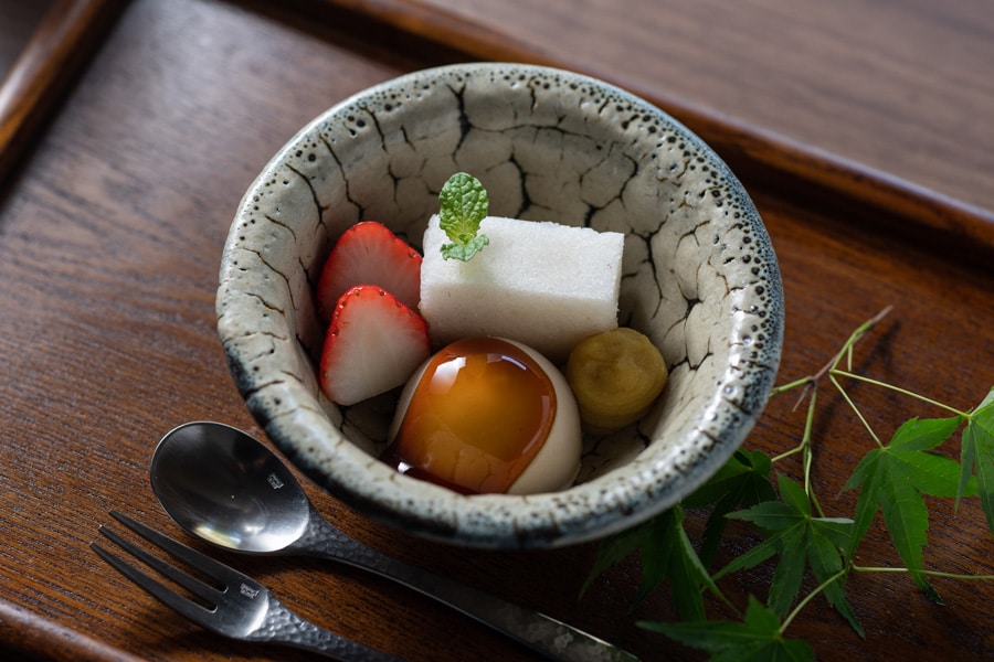 郷土菓子「軽羹(かるかん)」をアレンジしたデザートを龍門司焼の器で。