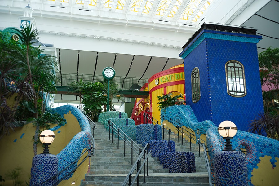 中央階段は色鮮やかなタイルで装飾されています。©Studio Ghibli