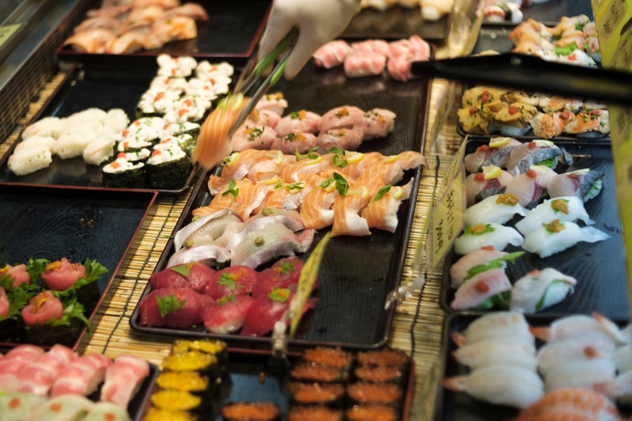 新鮮な地魚などネタもカラフルな握り寿司が屋台いっぱいに並ぶ。