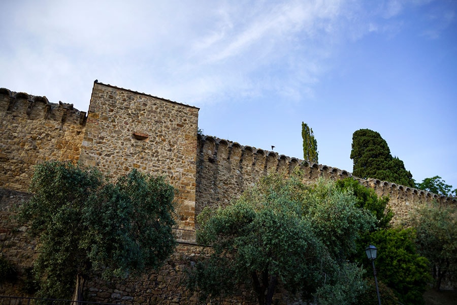 立派な城壁は、シエナとフィレンツェの領土争奪戦がいかに熾烈だったかを物語る。