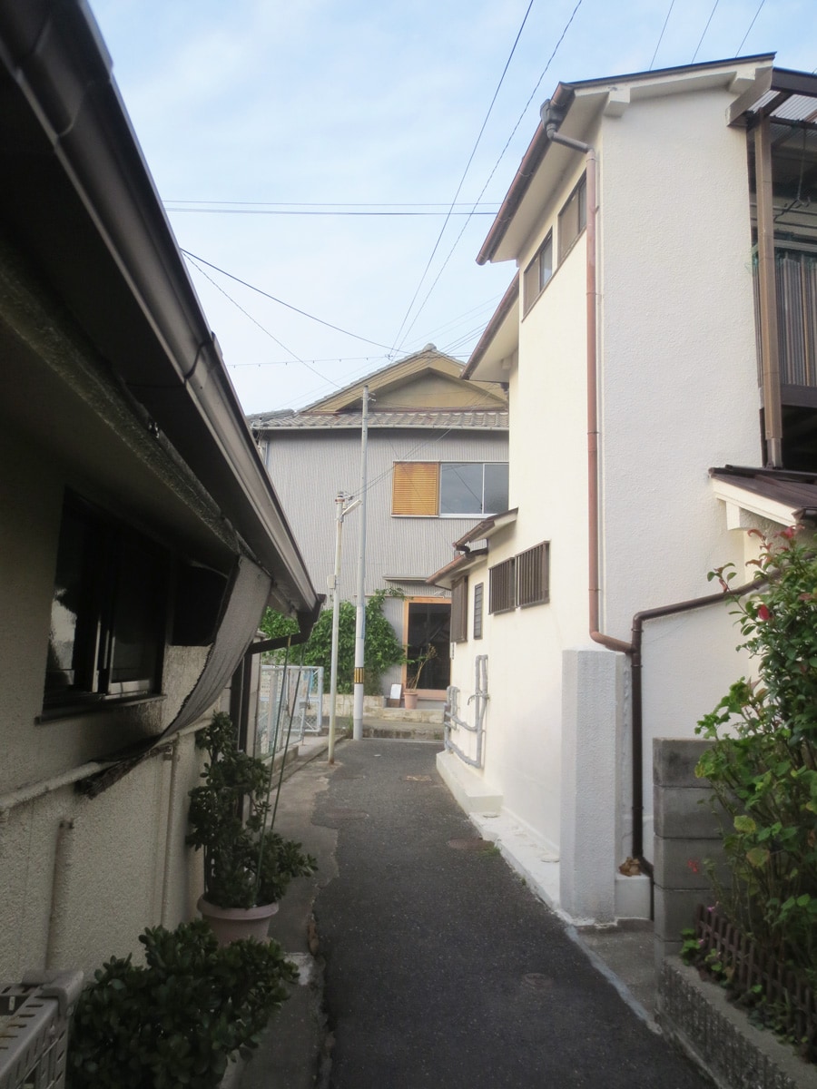 JR塩屋駅北側の迷路のような路地を歩きます。正面の建物が「Ryu Cafe」