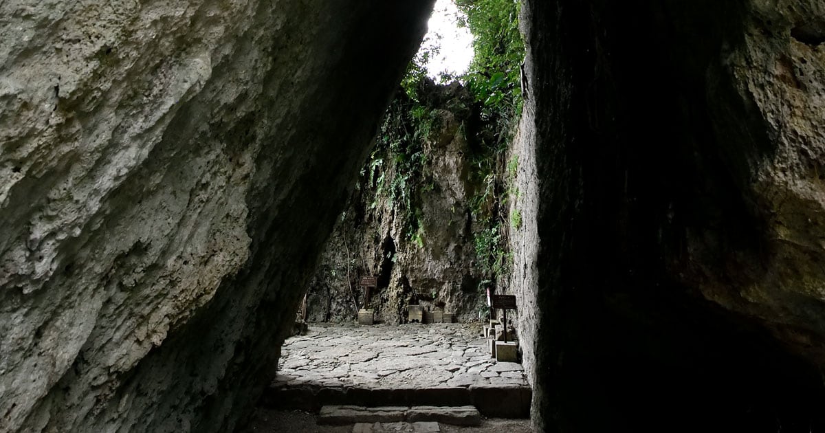 沖縄の聖地・斎場御嶽】 なによりも清らかな場所で 心静かに祈りを捧げる | 島に伝わる祈りを体感し心からの癒やしを得る