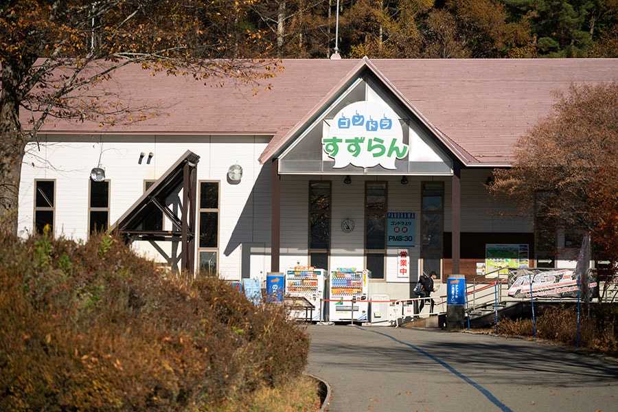 入笠山のシンボル“すずらん”を冠したゴンドラ。少しレトロな看板もかわいい。