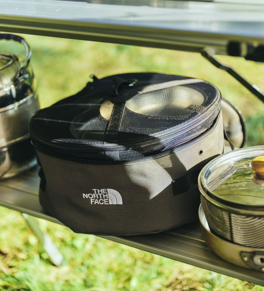 Fieludens® Dish Case L　8,250円。素材に900DポリエステルTPEラミネートを採用したタフなディッシュケース。簡単に取り外せるメッシュ生地のドライケースが付属し、乾かしたいものを中に入れて吊せば、効率よく食器類を乾かすことができる。外寸33cmなので、食器以外にも鍋などの大きめのものを収納するのにも便利。
