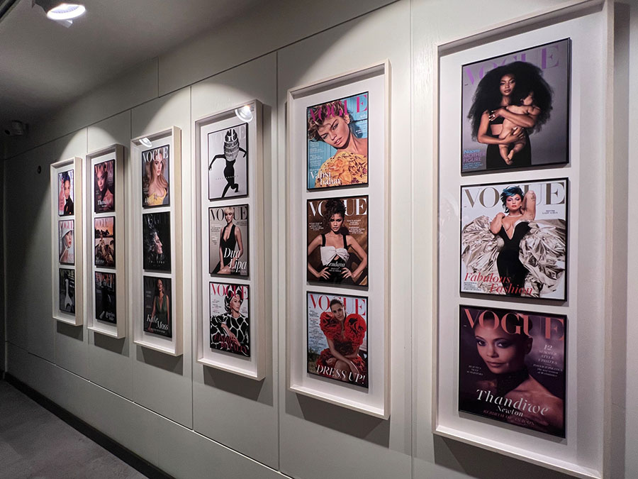 メインダイニングへと続く廊下の壁には、「ヴォーグ」誌の表紙がずらりと飾られている。