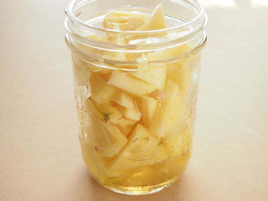 （2）容器に（1）のパイナップル、はちみつ、米酢を入れてよく混ぜます。冷蔵庫で1晩寝かせて味をなじませます。
