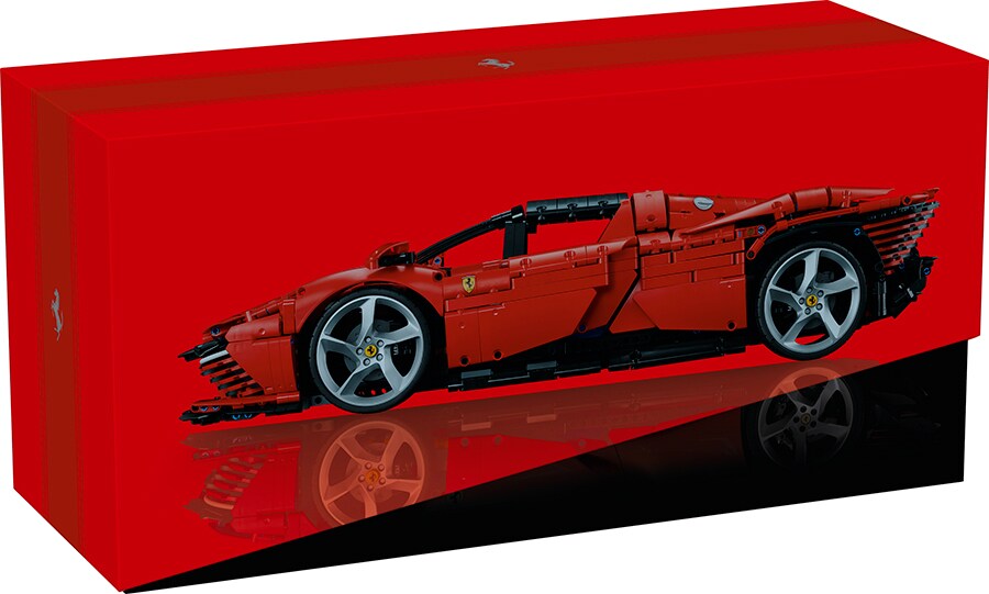 レゴ🄬 テクニック フェラーリ Daytona SP3 高さ：約14㎝、長さ：約59㎝、幅25㎝　47,980円。©2022 The LEGO Group.