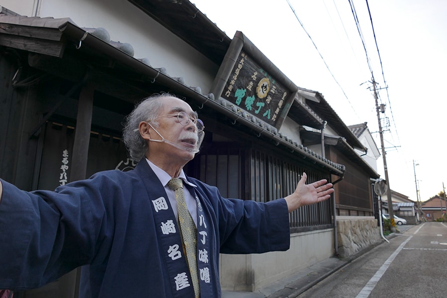 歴史のある「まるや」の入り口と浅井信太郎社長。