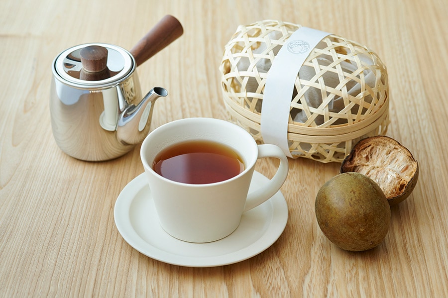 右にあるのが乾燥させた羅漢果の実。羅漢果を煮出したお茶は優しい甘さ。