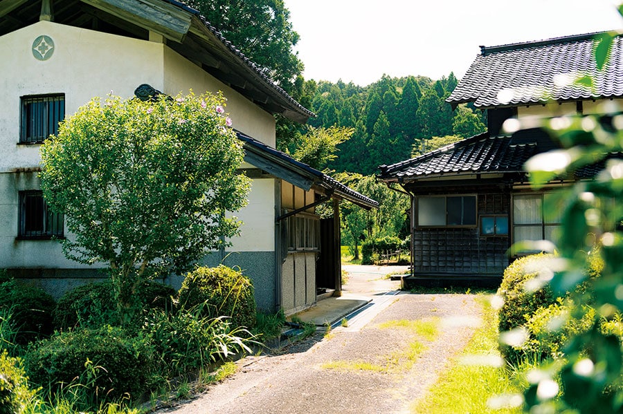 志賀町にある祖父母の家。「この里山の風景が好きなんです」