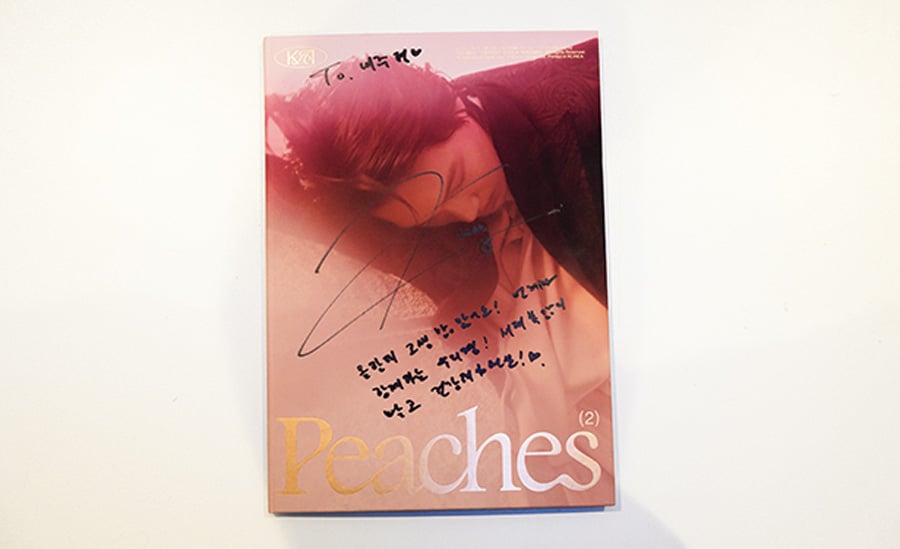 EXOのKAIによるソロアルバム『Peaches』。ネジュ院長に宛てられたサインが入っている。