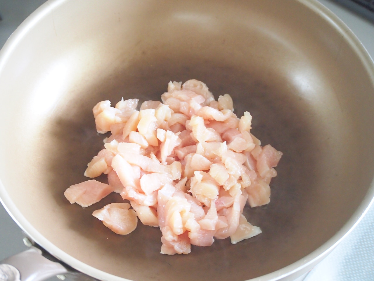 フライパンにごま油をしき、（3）の鶏肉を炒める。