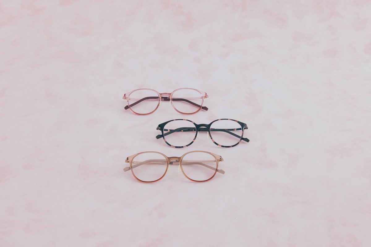 かけるだけで血色感アップと、小顔効果が手に入るメガネ。上から、「ピンクグラデ」「ピンクデミ」「ベージュ」 Zoff SMART with MAQuillAGE 12,200円（セットレンズ代込）　※度入りのレンズのオーダーも可能。標準レンズの場合は追加料金ナシ。「薄型非球面レンズ」の場合は別料金。詳しくはお問い合わせを／インターメスティック