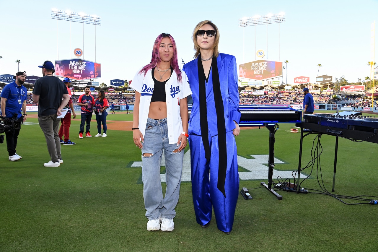 YOSHIKI さんと「エンジェル・シティーFC」の遠藤純選手。©Jon SooHoo ©Los Angeles Dodgers
