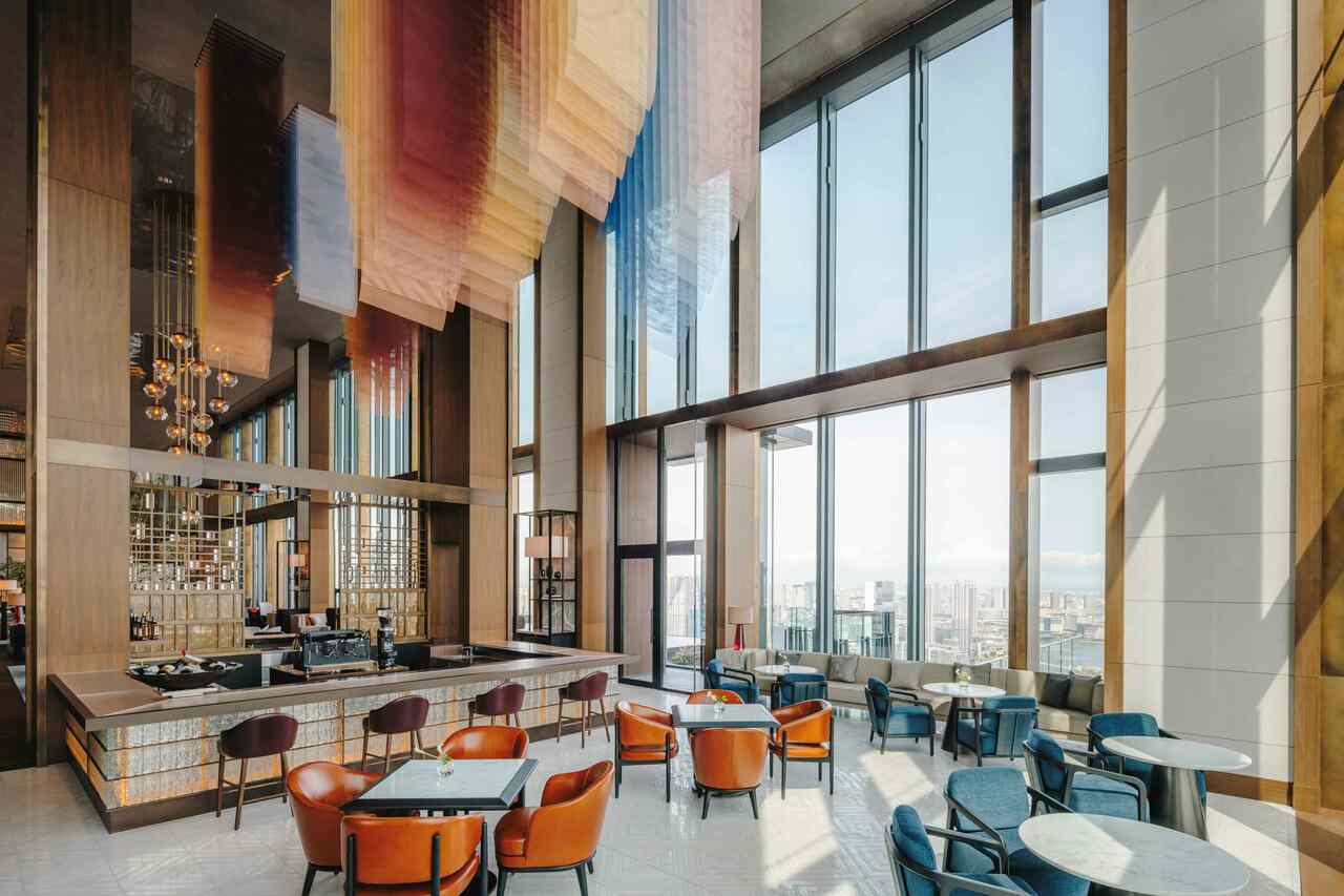 ロビーラウンジ「Vue Mer（ビュメール）」は、フランスと日本、それぞれのラウンジ文化が美しく融合し、東京湾を望む屋外テラスを備えた特別な空間。