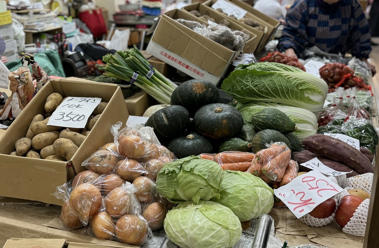 函館近郊でとれた野菜・果物なども充実。