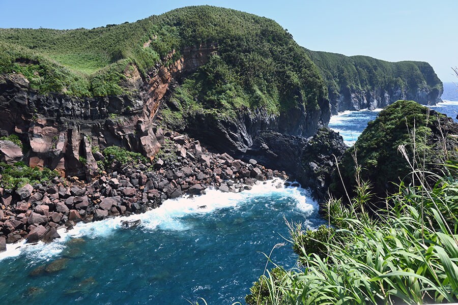 噴火の際に堆積した地層が歪んだ状態で露出している大浦港。かつての漁港です。