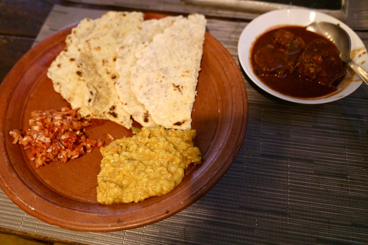 フィッシュカレーを注文。小麦粉とココナッツでつくるロティと一緒にいただく。