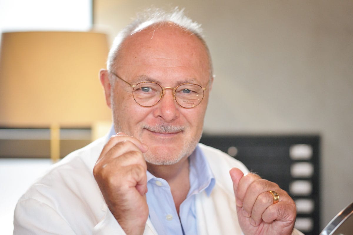 セルロイドと金属を貼り合わせて作られた眼鏡を試着。「ちょっと真面目に見える？」。