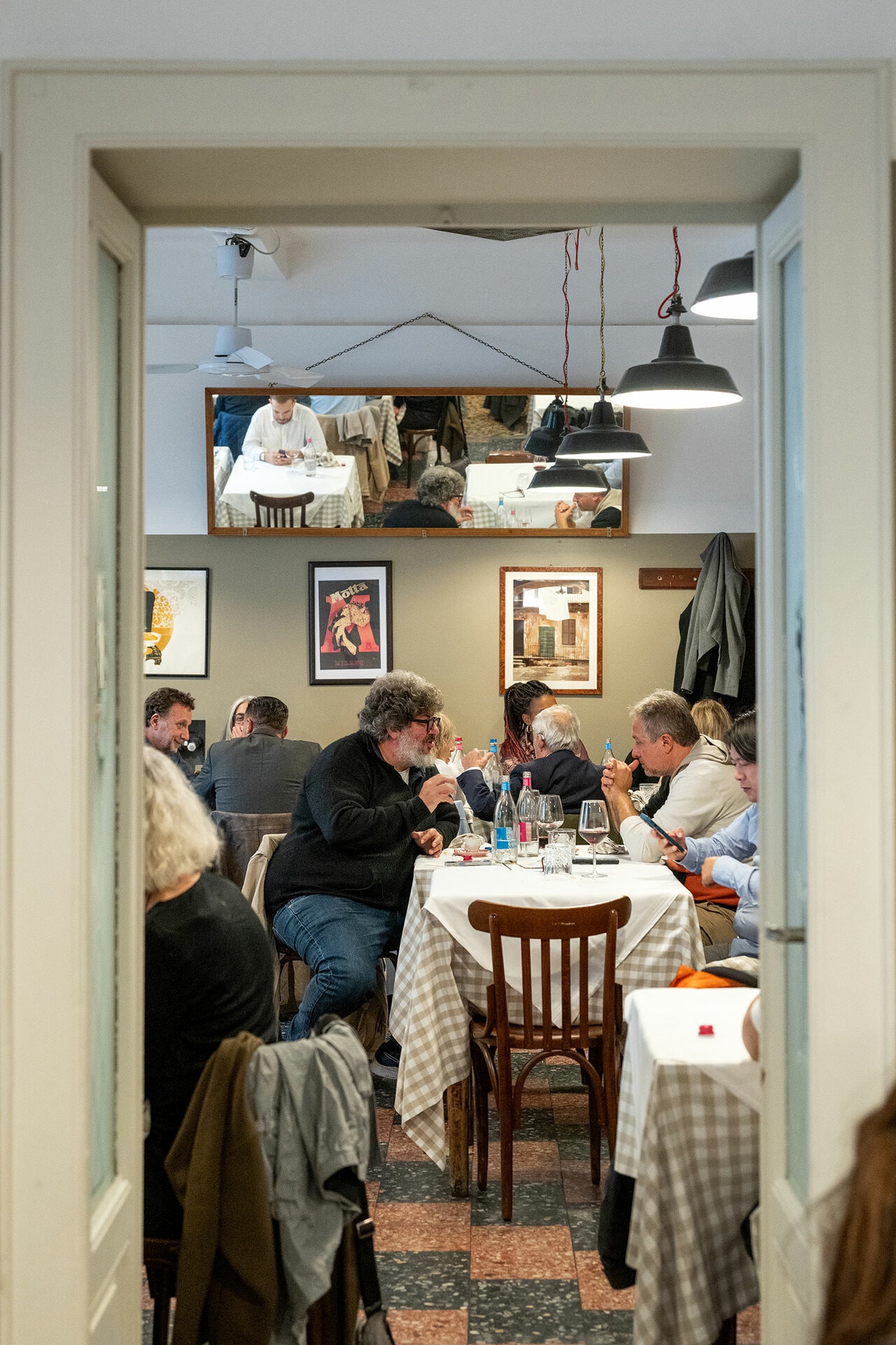 日常のランチを楽しむ常連客から記念日のパーティーをする家族、ランチミーティング中の会社員まで客層は様々。