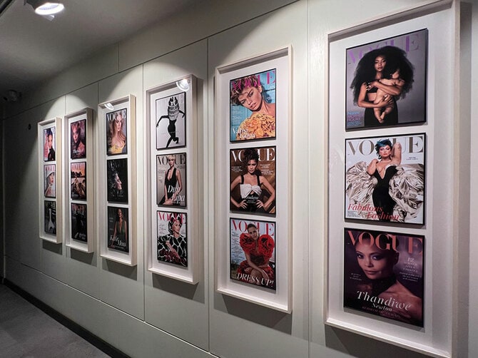 メインダイニングへと続く廊下の壁には、「ヴォーグ」誌の表紙がずらりと飾られている。